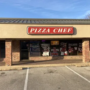 view of front of restaurant (from parking lot, facing north)