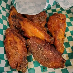 a basket of fried chicken wings