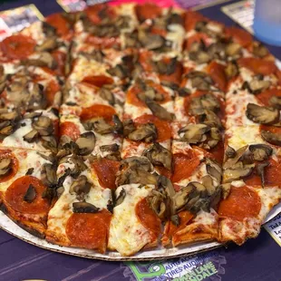 Mushroom pepperoni pizza