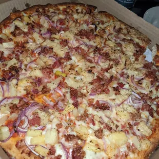 Large Sicilian crust with pineapple, bacon, red onion