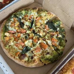 Chicken pesto pizza