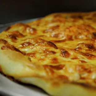 a cheese pizza on a plate