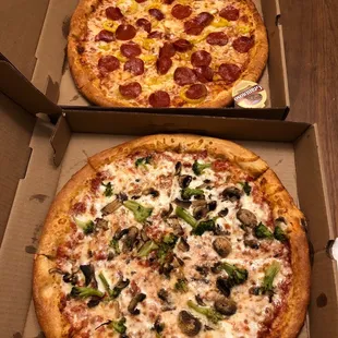 mushroom and broccoli and pepperoni/banana pepper pizzas. good delivery time &amp; delicious!