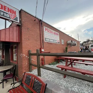 the outside of the restaurant