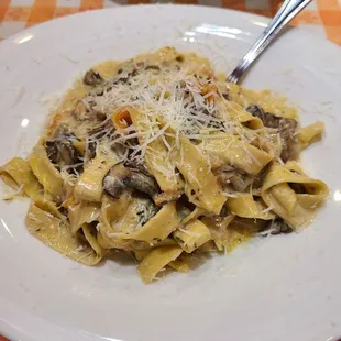 Off menu mushroom pasta. Incredible.