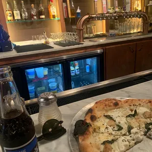 Barq&apos;s and white pizza