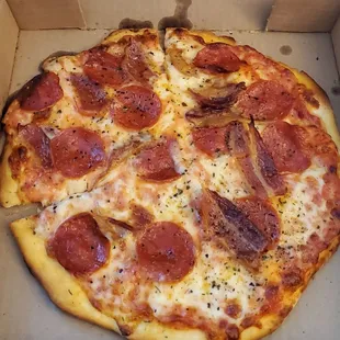 Pizza with bacon and pepperoni