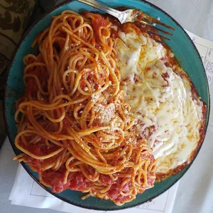 a plate of spaghetti and sauce