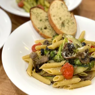 Primavera pasta, served with side of garlic bread.
