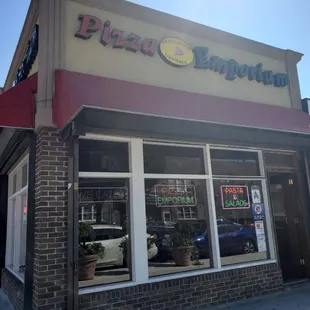 Front of pizzeria.
