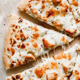 CHICKEN ALFREDO PIZZA