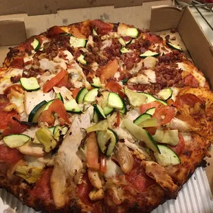 Medium cheese pepperoni zucchini and grilled chicken...half bacon, other half tomatoes and artichoke. Cooked crispy. Perfect!