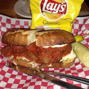 MEATBALL SANDWICH WAS SO GOOD. MELTING MOTZ AND CRISPY BREAD YUM!!