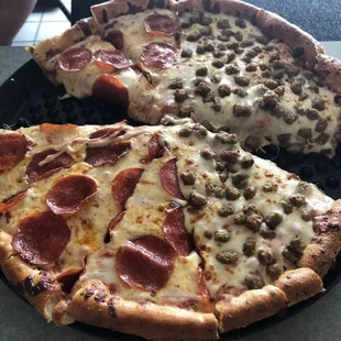 Deep dish pepperoni/sausage pizza