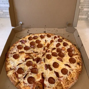 One topping pepperoni pizza