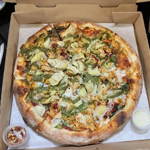 Chicken with artichoke pizza