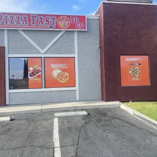 the front of a pizza restaurant