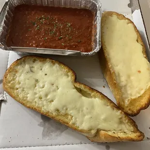 Large pieces of garlic toast with cheese. Couldn't taste the garlic but the bread is good! The sauce is meaty and on the sweeter side