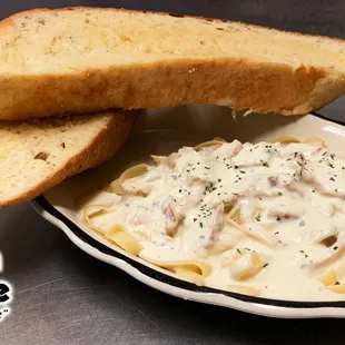 Chicken Fettuccine Alfredo served with 2 pieces of freshly baked garlic toast