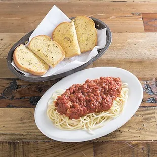 Small spaghetti and meat saucier with garlic toast
