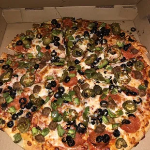 5 toppings! Pepperoni, Sausage, Olives, Jalapeños and Green peppers.