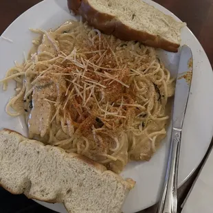 Cajun Alfredo chicken pasta. I substitute flat noodle to spaghetti. The pasta was cooked just right!