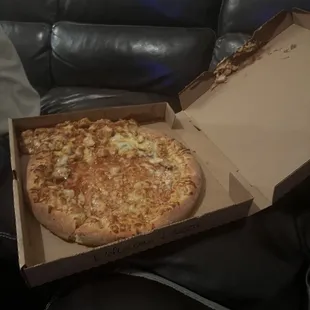 BBQ chicken pizza that was delivered