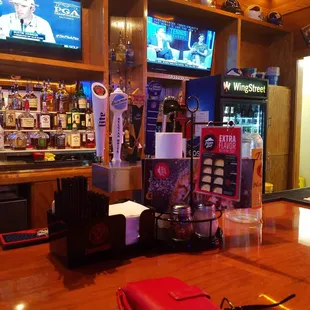 Only pizza Hut Inn USA with full bar Good pizza good drinks great staff