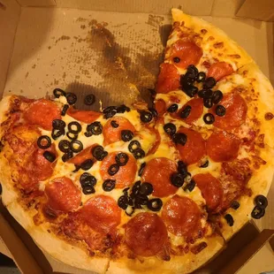 SUPPOSED TO BE double pepperoni, double olives &amp; banana peppers. Don't know where the banana peppers are.