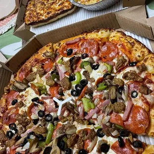 14" Supreme Pizza and Oven-Baked Cheesy Alfredo Pasta