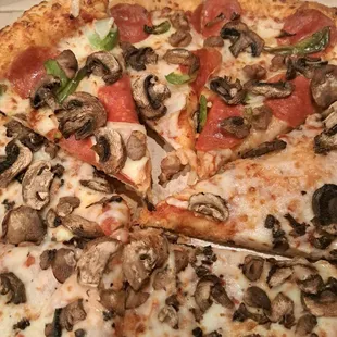 looks good, tastes meh. storebought pizza.has more flavor