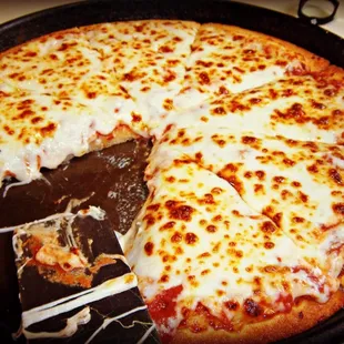 Cheese lovers pizza on pan crust with Alfredo white sauce no marinara sauce... All white pizza!!