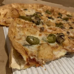 Thin crust with chicken, mushrooms and jalapeños