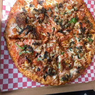 medium pizza - beef, pepperoni, tomatoes, basil and spinach!