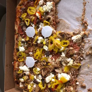 Whole Sicilian Pizza with pepperoni, sausage, anchovies, mushrooms and got pepper rings.  Green peppers are missing though!