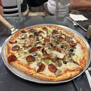 Deluxe 14" pizza. Yum!
