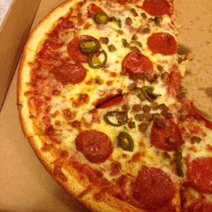 Nice clean pizza! Pepperoni and jalapeños.