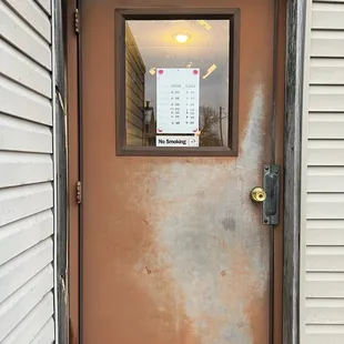 a sign on the door of a restaurant