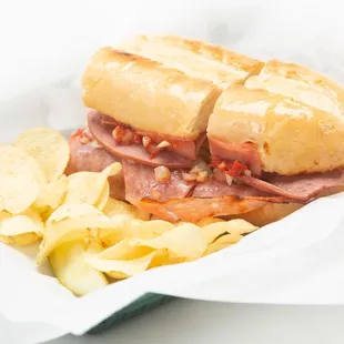 1/2 Submarine with chips and pickle