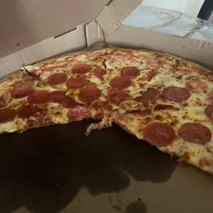 Large 16&quot; Extra-Large Kingdom Cheese Pizza with pepperoni