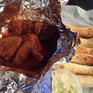 Bbq wings w/ bread and slaw