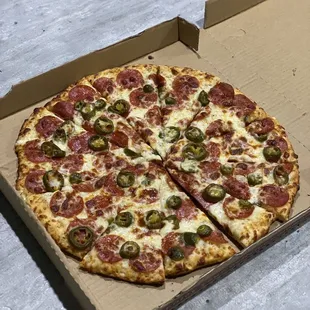 Pepperoni, jalapeños in creamy garlic (Large)