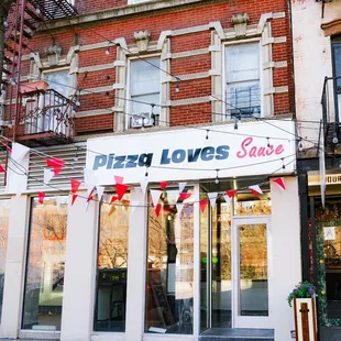 the front of a pizza shop