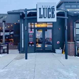 the outside of a restaurant