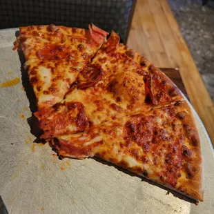 Medium pepperoni pizza