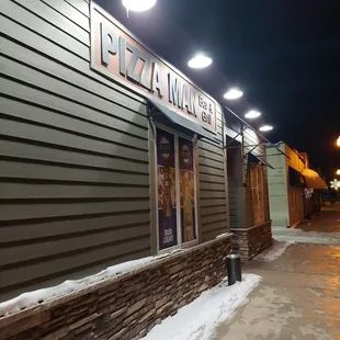 the outside of a restaurant at night