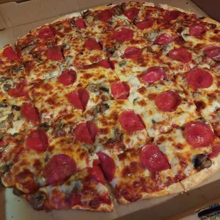 Thin and crispy pizza