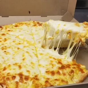 Mac and cheese pizza