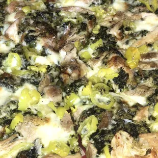 Green sauce pizza (pesto &amp; pistachio) with chicken &amp; banana peppers