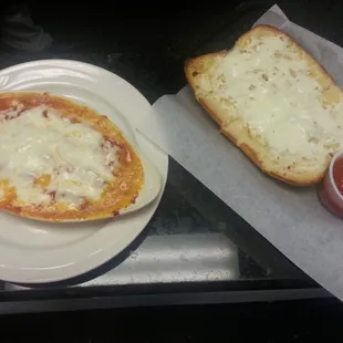 homemade lasagna and garlic bread with cheese. mmmmm......